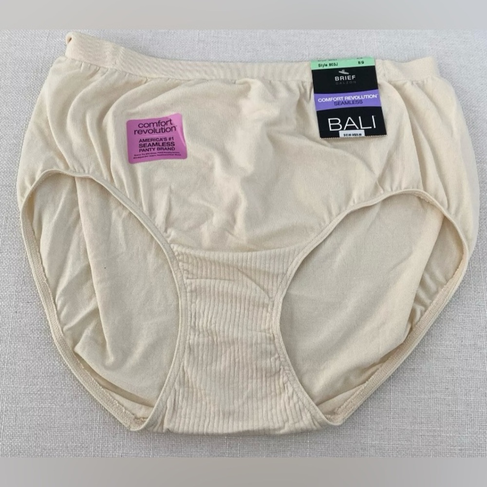 Bali Comfort Revolution seamless Brief Size 8-9 NWT